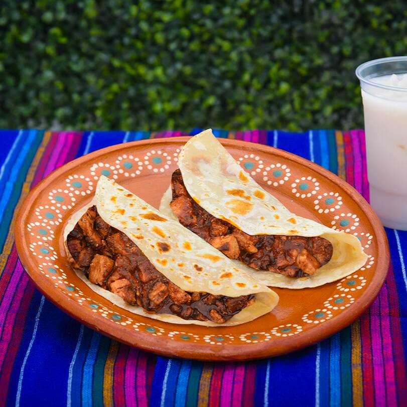 TACO DE GUISADO PIERNA DE PUERCO EN CHILE COLORADO
