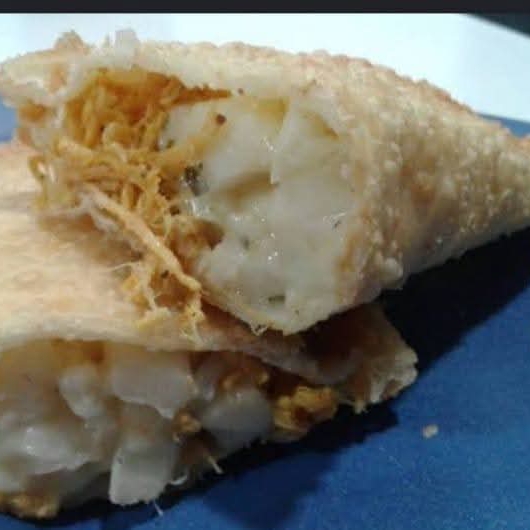 Frango desfiado temperado com mussarela derretida.