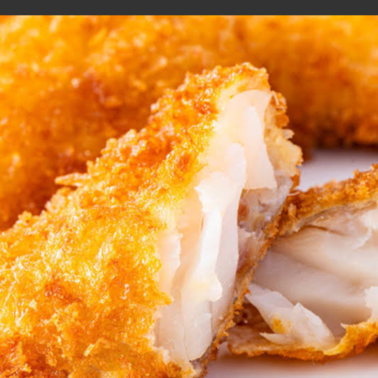 Filé de peixe preparado com cuidado, macio e saboroso, valorizando o frescor e a leveza do prato. Uma escolha equilibrada, perfeita para quem busca uma refeição leve sem abrir mão do sabor. Acompanha arroz soltinho, feijão fresquinho, farofa e a sua escolha entre salada ou purê, deixando a refeição do seu jeito.