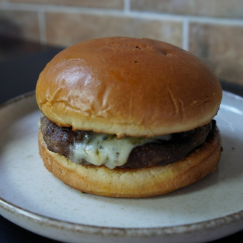 150g de Blend de carne “Angus”, pão brioche, mussarela e maionese.