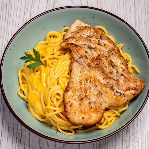 Tallarines a la Huancaína con Pechuga a la Plancha