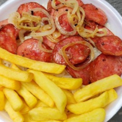 Calabresa acebolada ,arroz, feijão e batatas fritas.