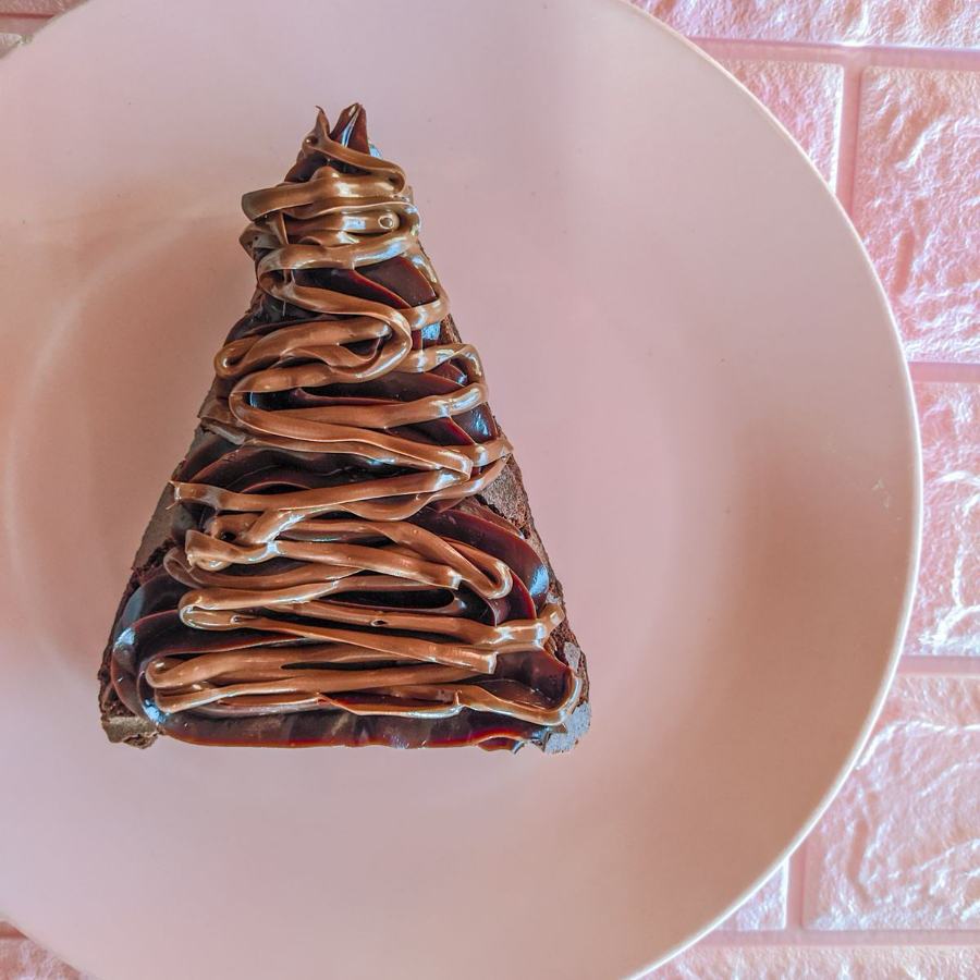 Fatia de brownie com brigadeiro 50% cacau finalizado com nutella.