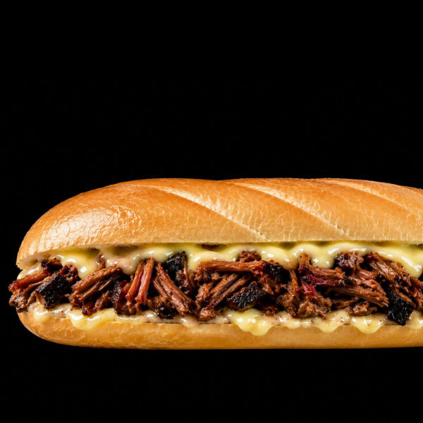 Costela Defumada e Desfiada, Pasta de Alho e Queijo Derretido na Baguete. Defumação, Cremosidade e Muito Sabor em Cada Pedaço!