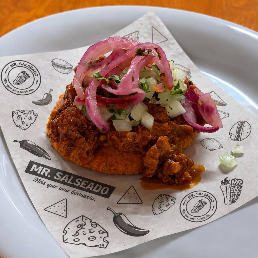 Gordita de chicharrón prensado