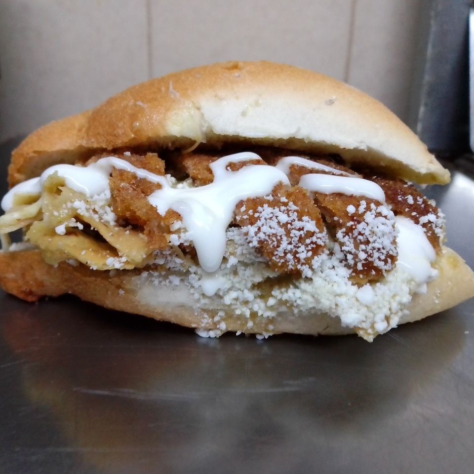 Torta de Chilaquiles con Milanesa de Res