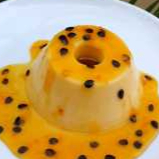 Pudim de Maracuja cremoso com leve toque cítrico, finalizado com geleia da fruta caseira