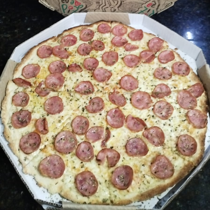 Massa, molho, moçare-la, calabresa e orégano.