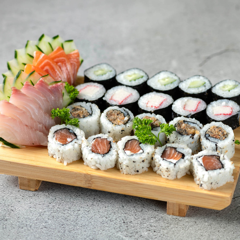 5 sashimi de salmão, 5 sashimi de peixe branco, 5 uramakis salmão, 5 kapa makis, 5 uramakis skin, 5 kani makis.