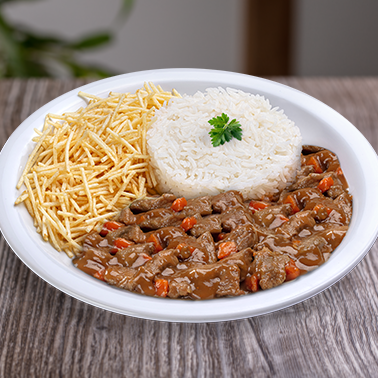 O brasileiríssimo picadinho de carne com cenoura, batata palha e arroz branco.