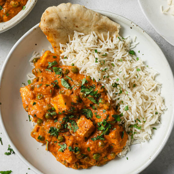 Cubos de ricota e ervilhas cozidas em molho suave e cremoso feito com castanha de caju, tomates frescos, condimentos e ervas indianas (250ml)