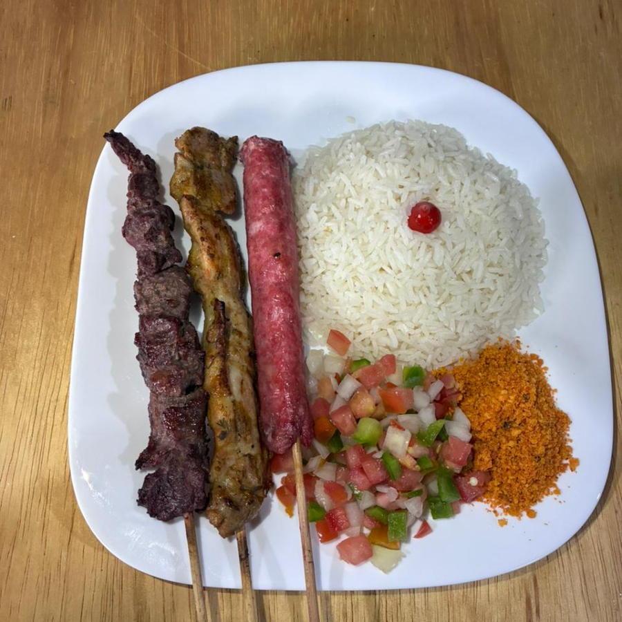 Trio Gaúcho -Espetinho de Alcatra + Frango + Linguiça +Arroz+ Vinagrete + Farofa Especial (Serve 1 Pessoa)
