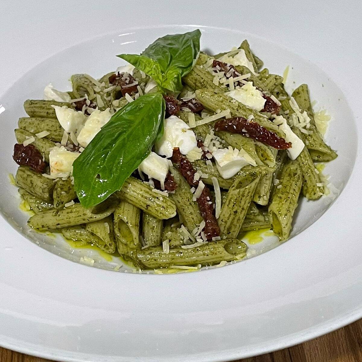 Pasta Pesto con Tomates Secos + Bebida