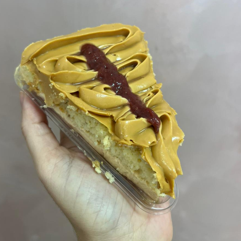 Deliciosa torta de Ninho com Geleia de Morango, Feita com Farinha de amendoas e Farinha de coco e adoçada com xilitol 150g Não recomendamos para Celíacos e Alérgicos
