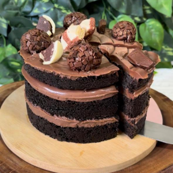 **Atenção: Produto Congelado Para Melhor Transporte** Massa 100% cacau, recheada e coberta com brigadeiro belga, numa massa bem molhadinha. Decorado com flakes de chocolate, brigadeiros e chocolates.  Produto enviado congelado, serve até 6 fatias festa, aproximadamente 850grs. Tamanho 13x8cm.