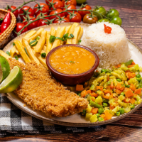 Arroz fresquinho, legumes, batatas fritas e feijão separados