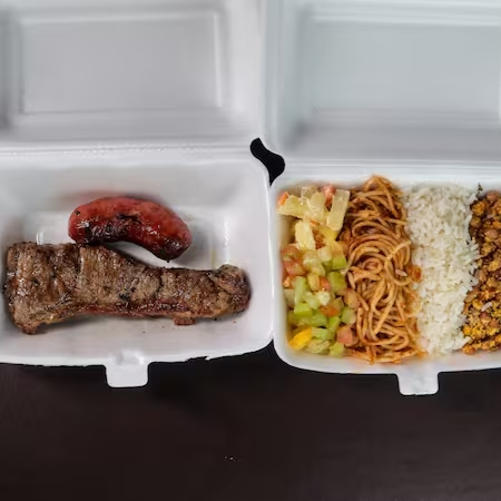 Escolha até 3 guarnições: Feijão tropeiro, arroz, macarrão, farofa, batata frita ou purê de batata + 2 saladas: vinagrete e maionese.As guarnições e as saladas irão juntas em uma marmita e as proteínas separadas, conforme a foto do produto.Serve muito bem 1 pessoa.