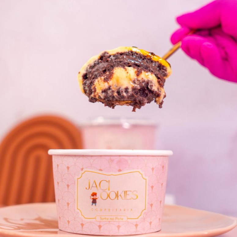 Massa de chocolate cacau, mousse de maracujá feito com a própria fruta, brigadeiro de chocolate belga .