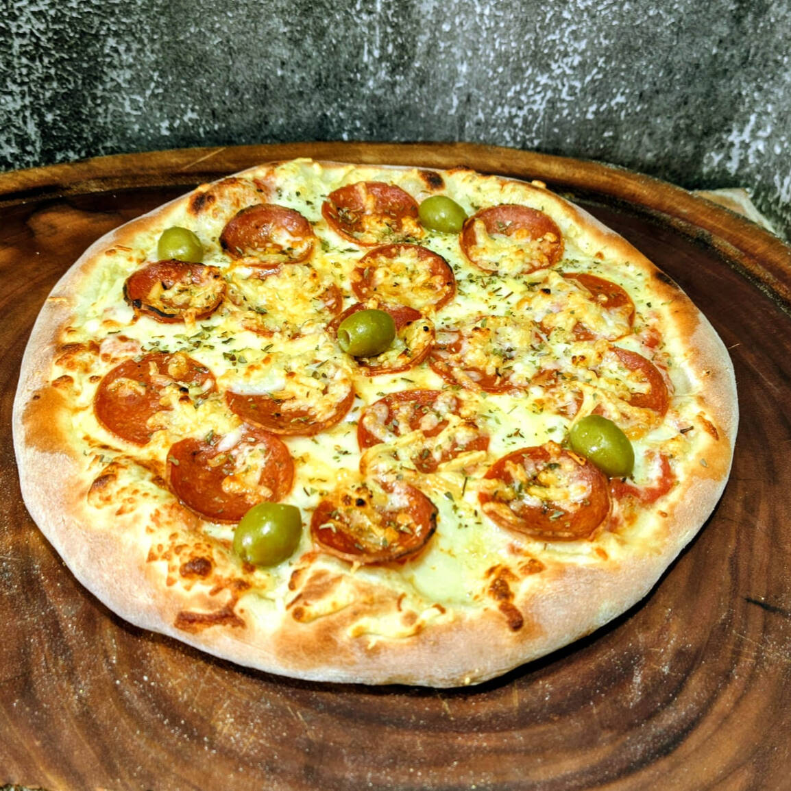 MASSA/ MOLHO TOMATE NATURAL / MUSSARELA / PEPPERONI CERRATI / LASCAS DE PARMESÃO