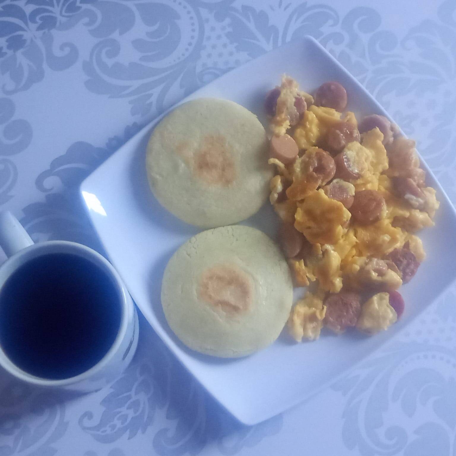 Huevos Rancheros mas Arepa Café con Leche