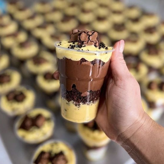 Copo da Felicidade – Maracujá & Chocolate 🍫💛 Camadas irresistíveis de brigadeiro de maracujá, brownie macio e chocolate cremoso, formando a combinação perfeita entre o azedinho do maracujá e o doce do chocolate. Uma verdadeira explosão de sabor em cada colherada! ✨