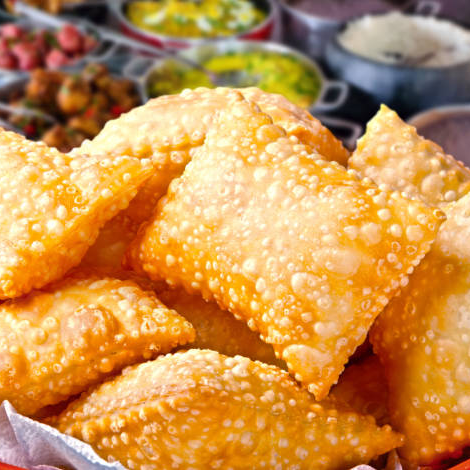 Deliciosa porção de pasteizinhos fritos de carne e queijo (12 un)