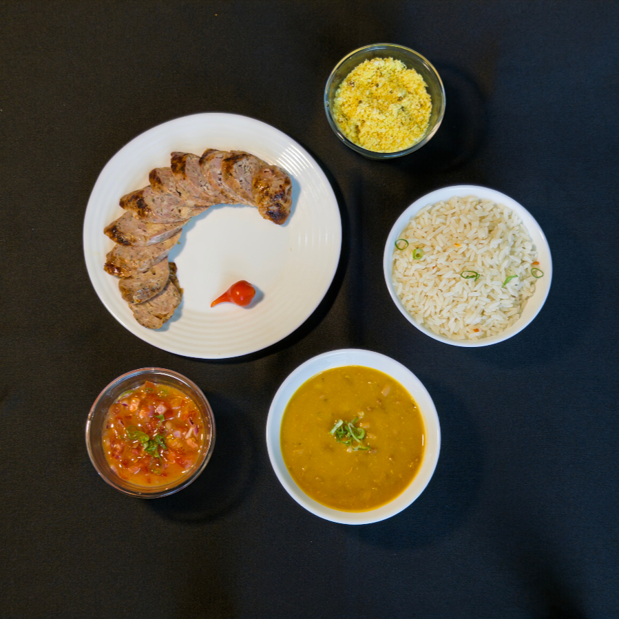 Acompanhamentos: Arroz branco soltinho, feijão, vinagrete, farofa e acompanhamento especial do dia