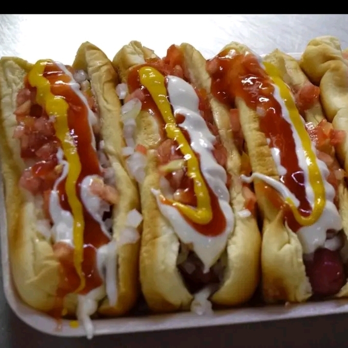 Hotdogs con jamón y queso amarillo