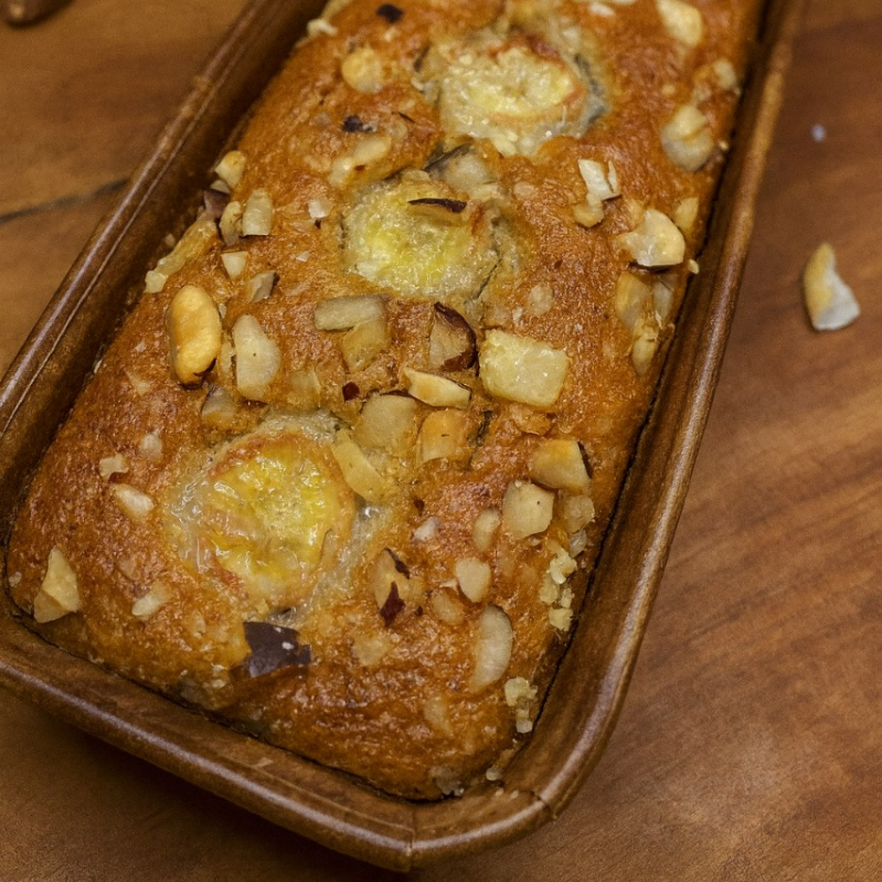 Macio, perfumado e com toque crocante irresistível. Preparado com farinhas nutritivas, banana natural e canela. Um clássico especial cheio de sabor e aconchego. Sem açúcar, sem trigo e sem leite.