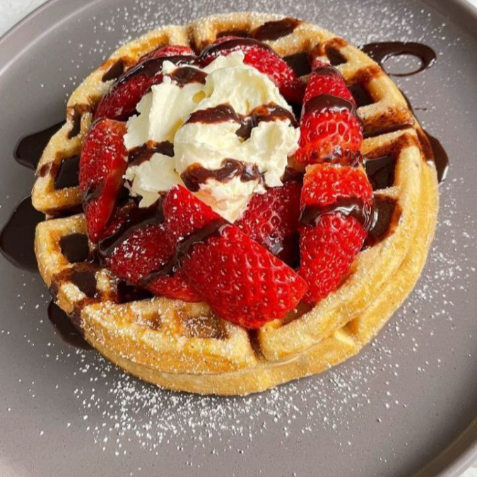 Waffle fresas chocolate y chantilly