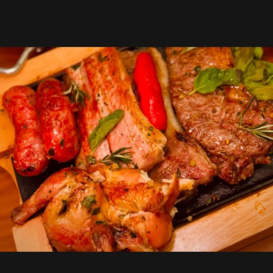 PICANHA IMPORTADA, URUGUIA OU ARGENTINA COM ARROZ, BATATA PORTUGUESA, FAROFA D OVOS E MOLHO A CAMPANHA