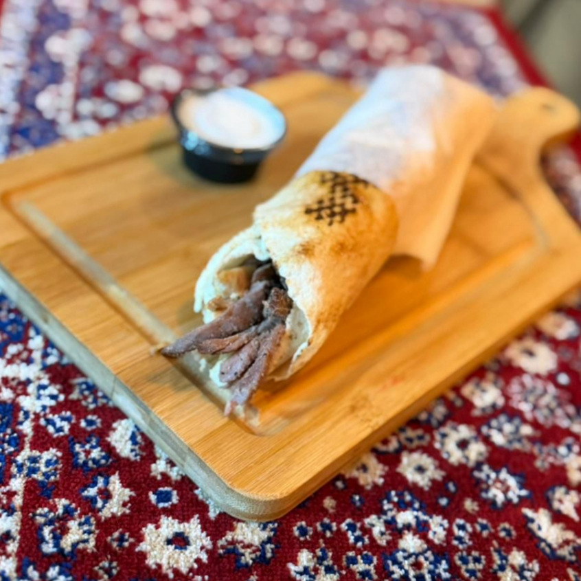 Delicioso Shawarma com (Carne Bovina) - Molho De Tahine, Picles, Salsinha, Cebola, Batata Frita E Tomate.