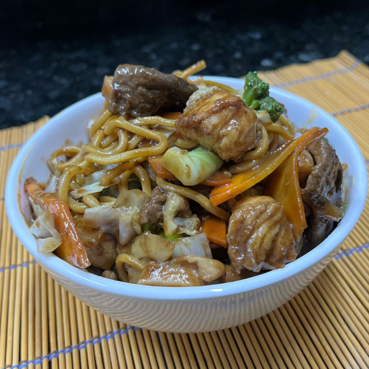 Macarrão, brócolis, couve flor, cenoura, filé de frango e carne bovina.