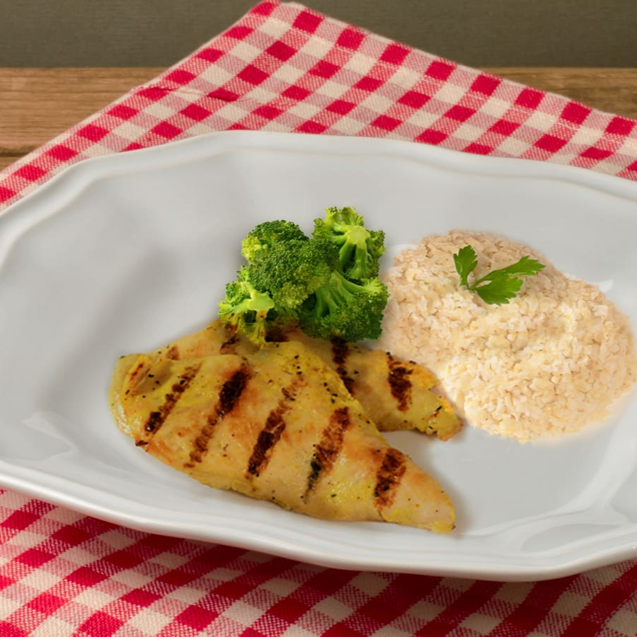 Refeição congelada, 7 minutos no micro ondas e pronto. Ingredientes: Peito de frango, arroz integral, brócolis, azeite extra virgem, alho, sal do himalaia, açafrão da terra, pimenta do reino.