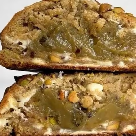 Delicie-se com nosso Pistache Cookie, uma combinação irresistível de chocolate branco e pistache sem casca, recheado com um creme de pistache suave e cremoso. Perfeito para quem busca um sabor sofisticado e único.