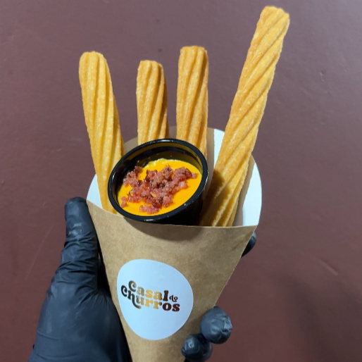 4 unidades do nosso queridinho e crocante Churros Espanhol (Aproximadamente 16cm cada unidade). *Acompanhado com 30g de recheio.*