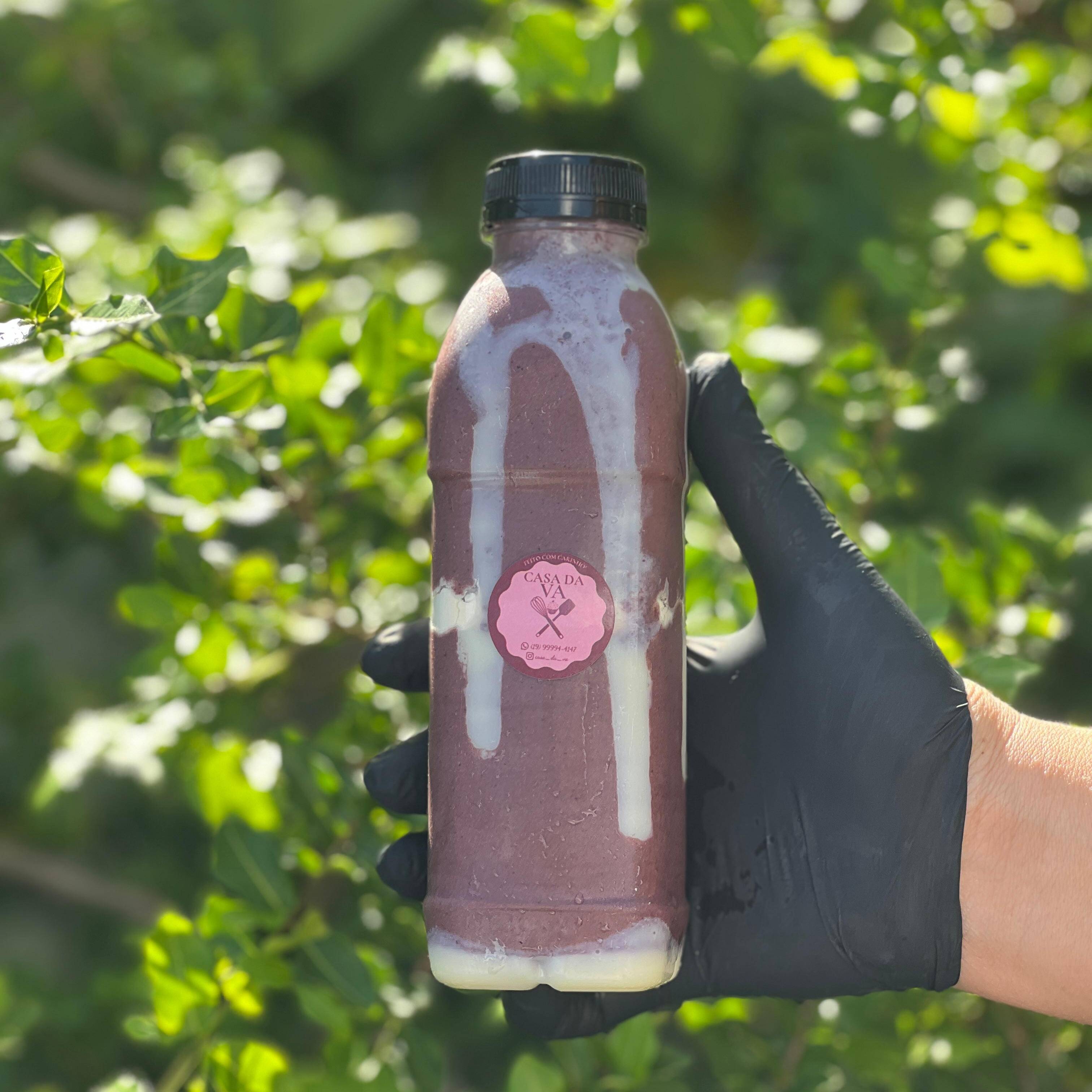 açai cremoso na garrafa, com banana leite condensado,leite integral