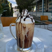 Café expresso com sorvete de creme, calda de chocolate e chantilly