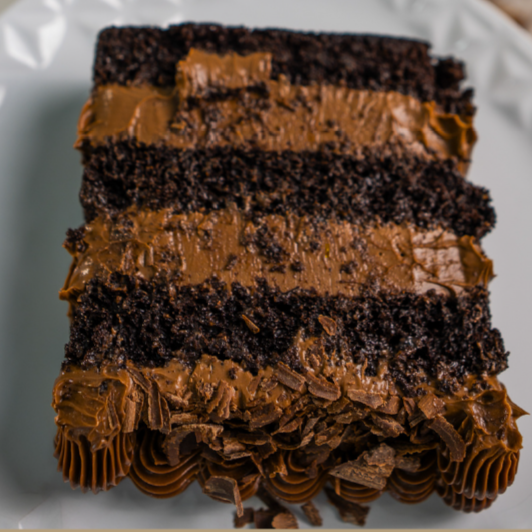 Bolo de massa chocolate black recheado com ganache de chocolate (nosso bolo chocolatudo!)