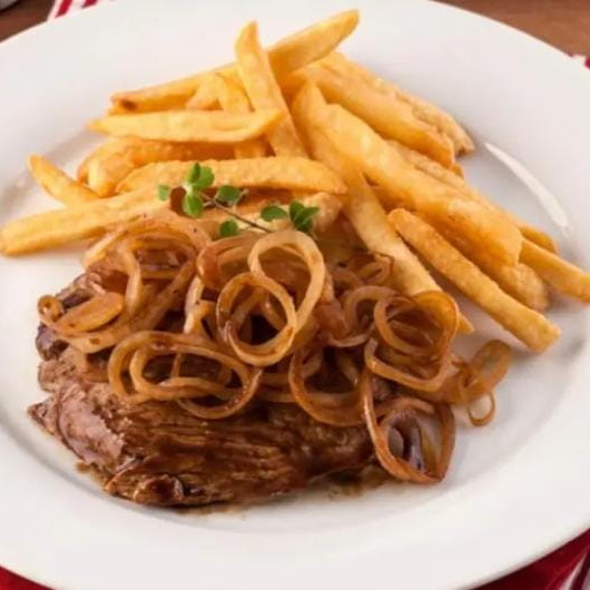 Um delicioso Bife acebolado, arroz branco, aquele feijão fresquinho, farofa com pedaços de cebola levemente douradas e porção de fritas