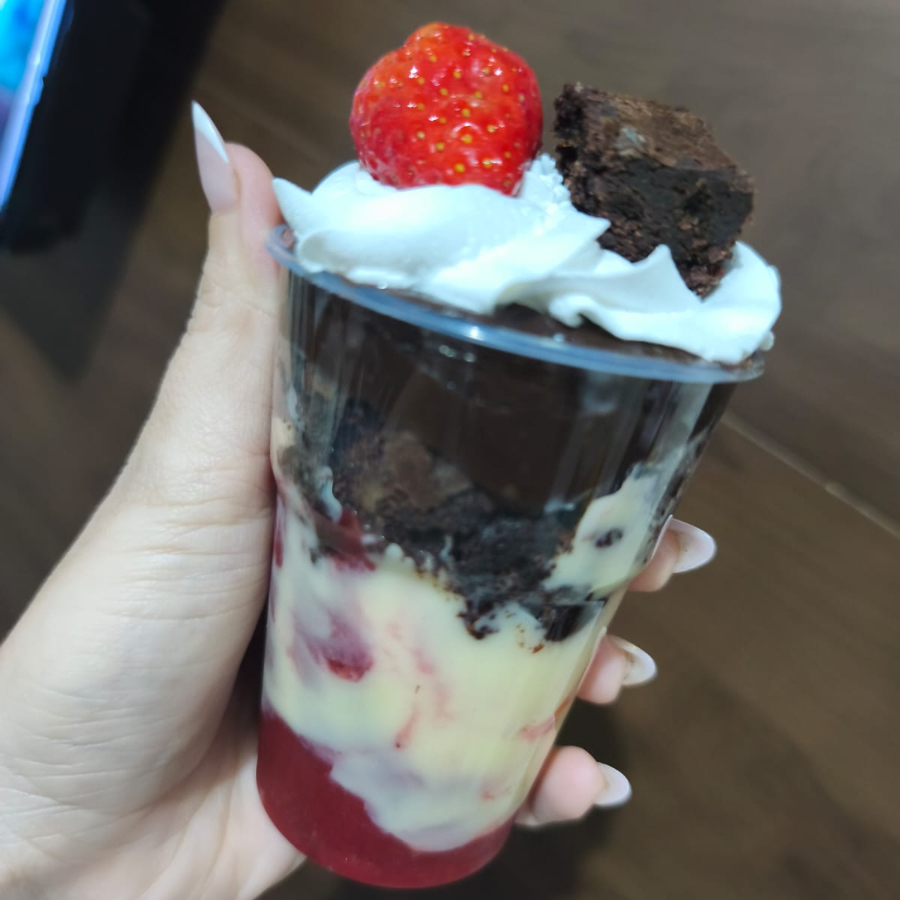 Geleia de morango Ninho brownie brigadeiro preto e chantilly para decorar