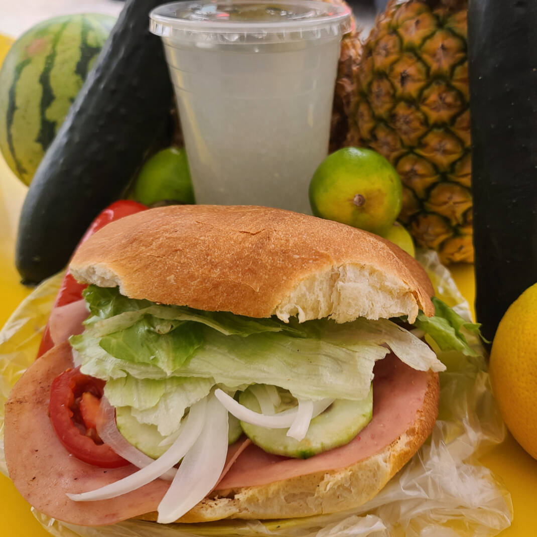 Torta de Jamon, Agua y Porción de Ensalada
