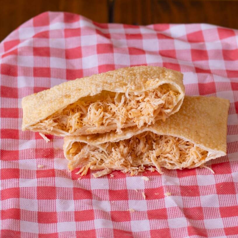 "Nada supera o clássico pastel de frango com uma verdadeira comfort food que aquece o coração e satisfaz o paladar."
Tamanho aproximando de 20x15cm