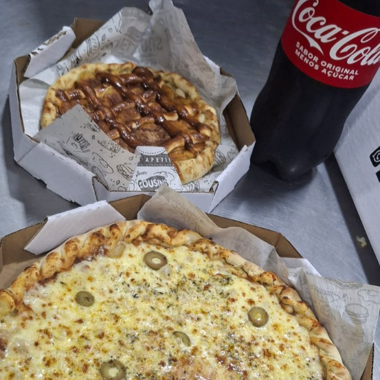 Delicie-se com a Pizza Familia de 35 cm, recheada com até 2 sabores irresistíveis! Acompanhe com um saboroso Brotinho Doce de 18 cm e um Guaraná escolhido por você. Uma explosão de sabores que vai deixar seu paladar em festa!