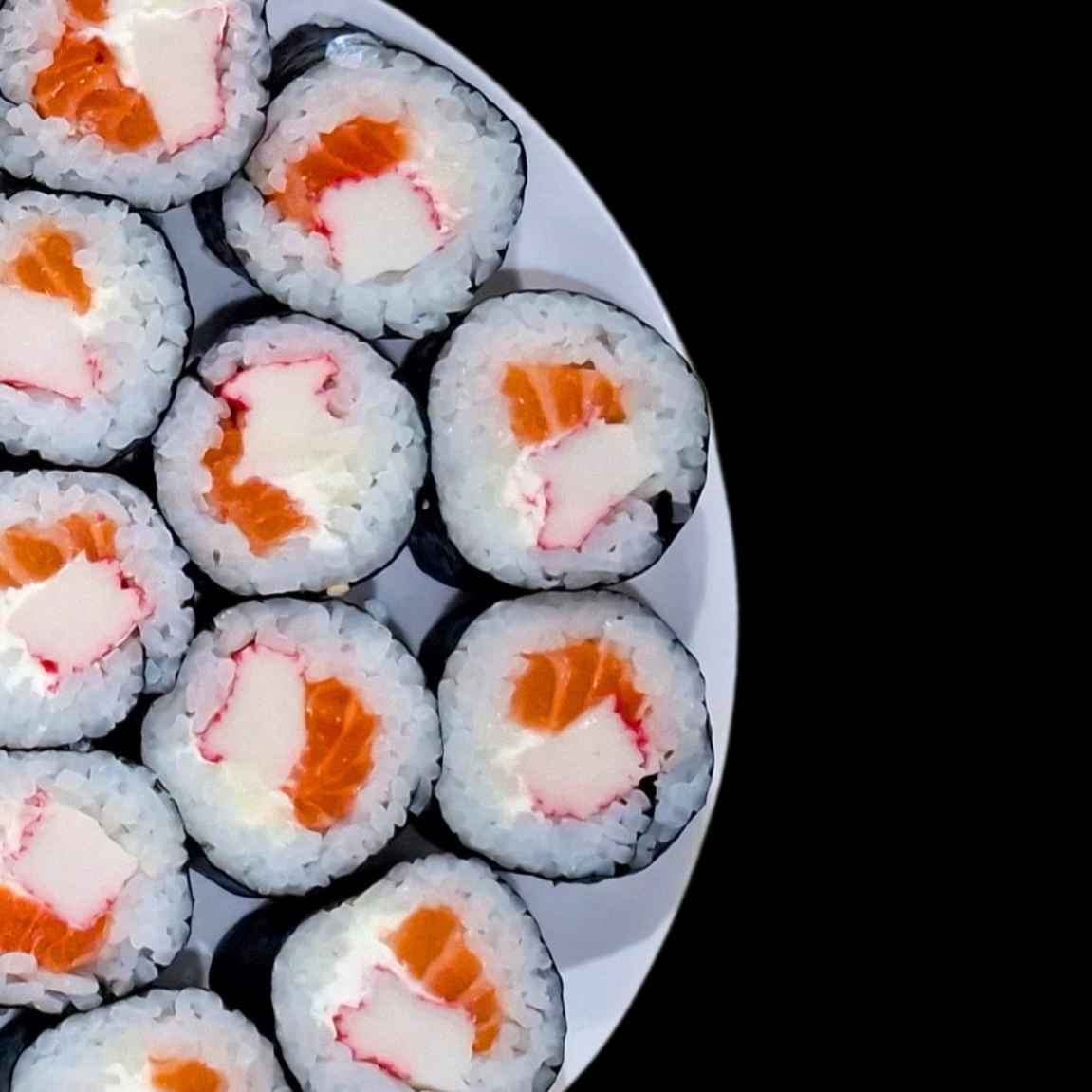 Arroz, salmão, cream cheese e kani-kama. A porção do item acompanha 1 molho shoyo (30ml).