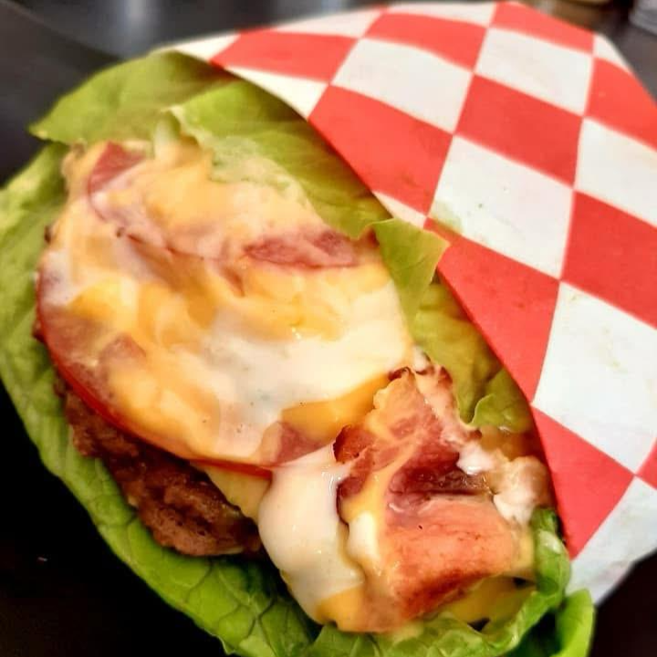 HAMBURGUESA KETO CON ENSALADA