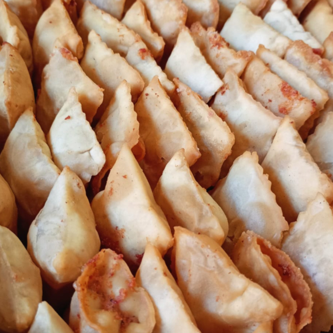 Mini Pasteis recheado com carne de paleta bem temperada!