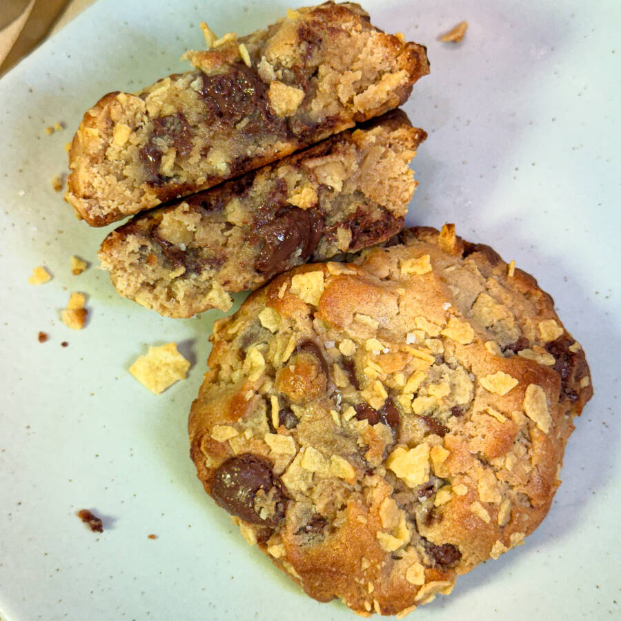 Cookie de massa tradicional com pedaços de batata Pringles, gotas de chocolate e finalização de flor de sal com mais batatinha. O contraste perfeito entre doce e salgado, com uma crocância que faz dele um dos sabores mais surpreendentes da nossa Copa dos Cookies. Peso aproximado: 80 gr
