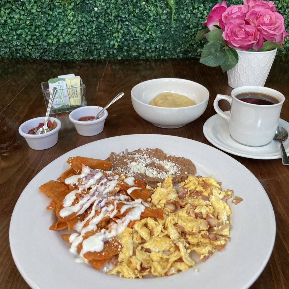 HUEVO REVUELTO + CAFE AMERICANO + FRUTA CHICA