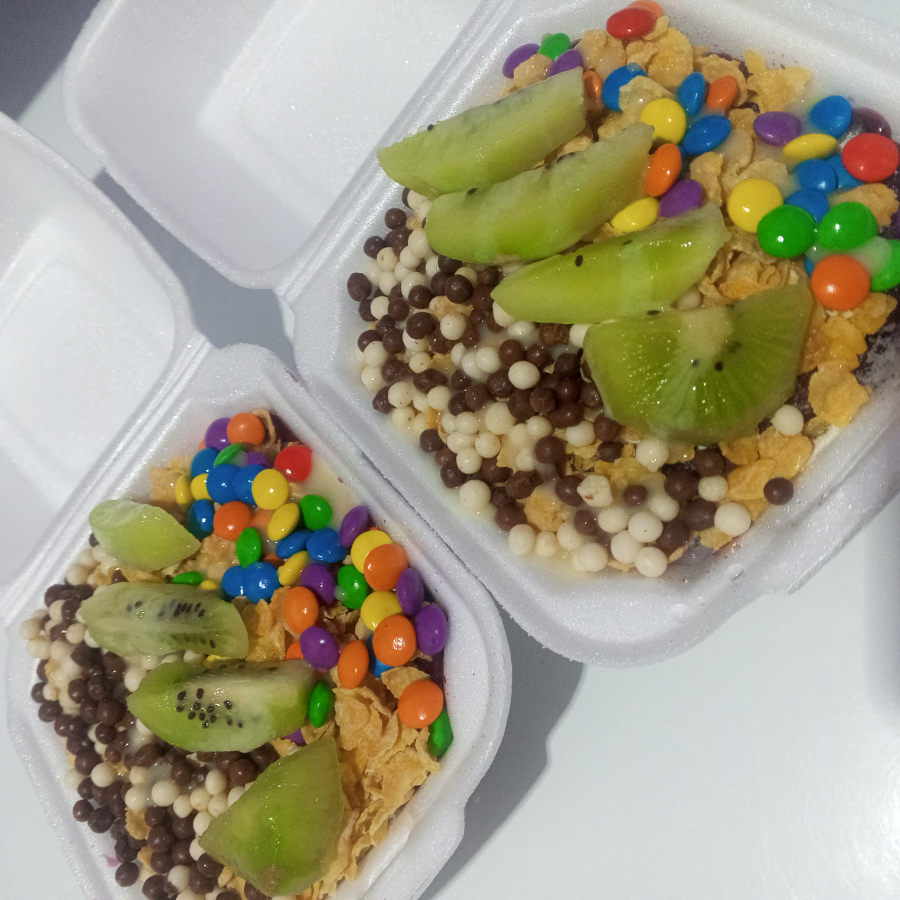 Açaí 2 tigelas M, paçoca farelada,mm, shochobol,kiwi,leite condensado,, cobertura kiwi